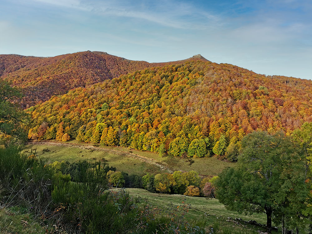 Mont du Cantal en automne, vue depuis l'auberge tradionnelle de la Croix de Cheules à Lascelles