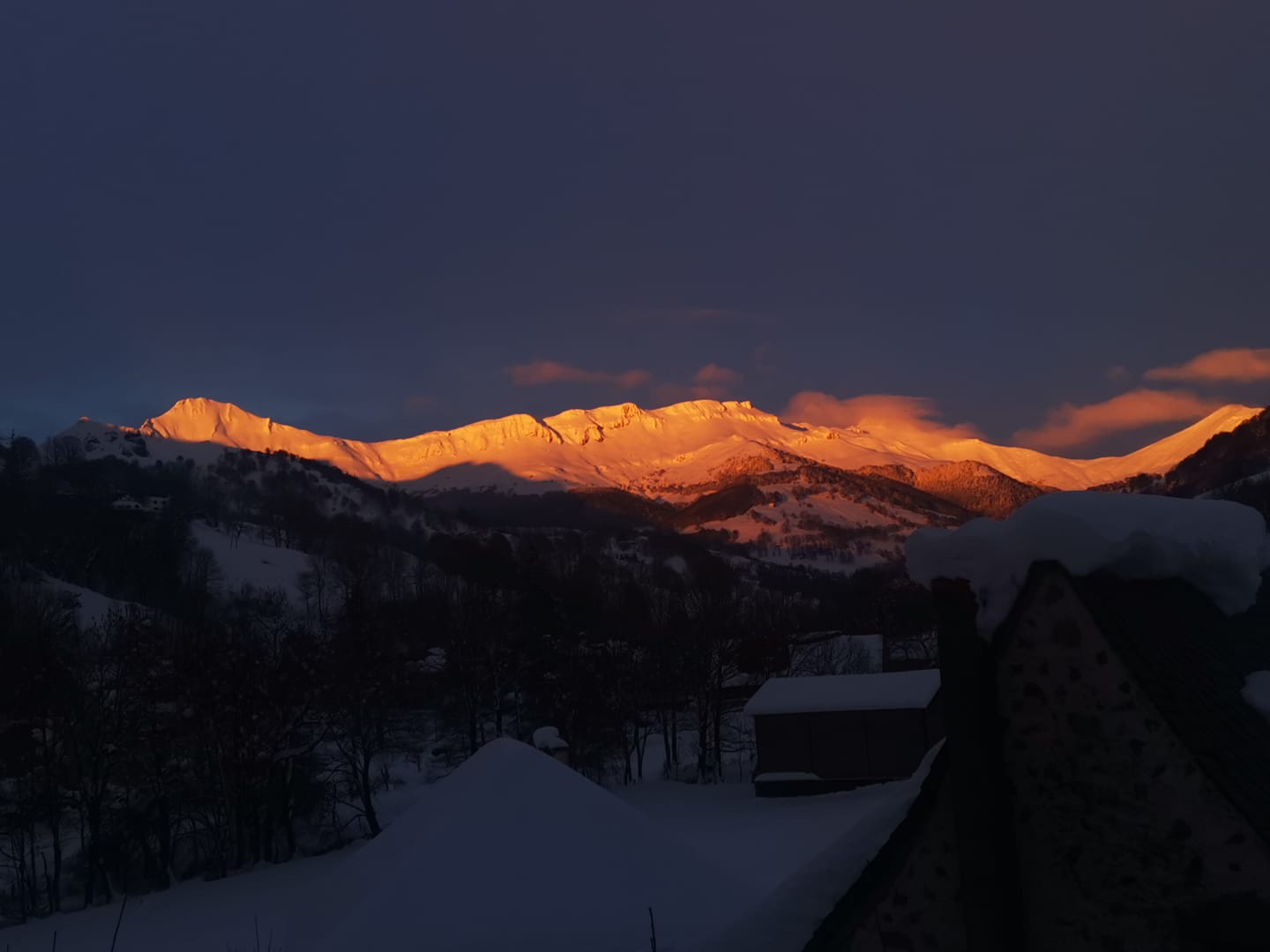 Monts du Cantal enneigés au Crépusucle... 